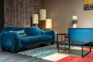 Lire la suite à propos de l’article Comment assortir son canapé bleu à son salon ?