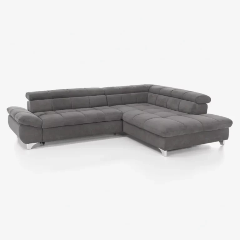 Canapé Twin Conforama en tissu gris, angle droit, pieds métalliques, coussins capitonnés, accoudoirs inclinés, vue trois quarts.