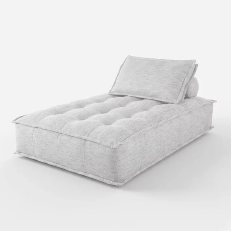 Canapé Elementary Maison du Monde en tissu gris clair, forme rectangulaire avec coussins et capitonnage, vue en trois quarts.