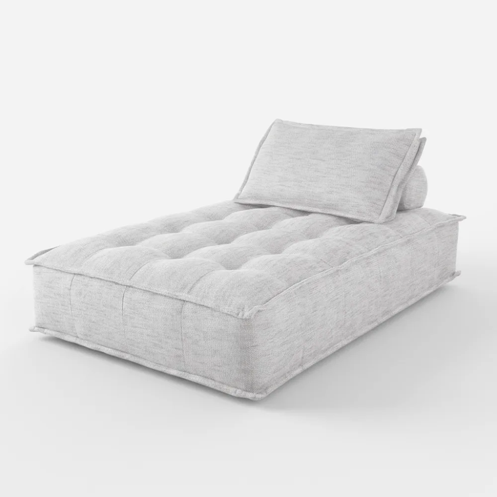 Canapé Elementary Maison du Monde en tissu gris clair, forme rectangulaire avec coussins et capitonnage, vue en trois quarts.