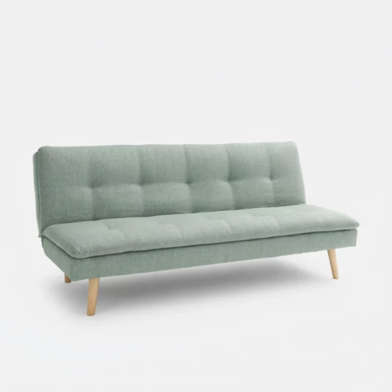Canapé Amagona La Redoute en tissu vert clair, silhouette droite, pieds en bois clair, surpiqûres et capitonnage, vue de trois quarts.