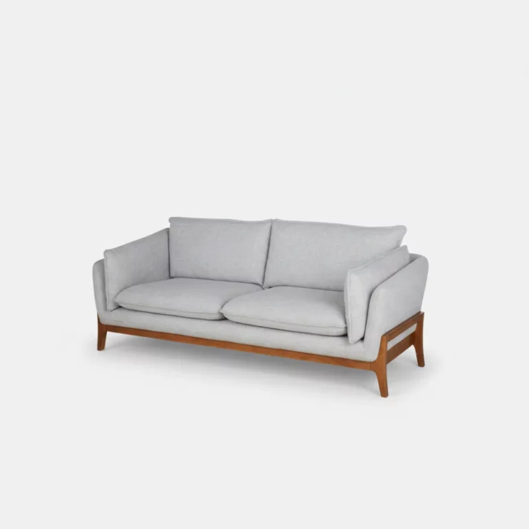 Canapé Shield Maisons du Monde en tissu gris clair, silhouette droite, piètement en bois, coussins d'assise et dossier amovibles, vue de trois quarts.