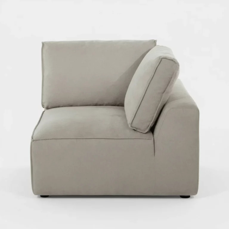 Canapé Malo Maison du Monde en tissu gris clair, silhouette droite, accoudoirs bas, coussins amovibles, vue de profil gauche.