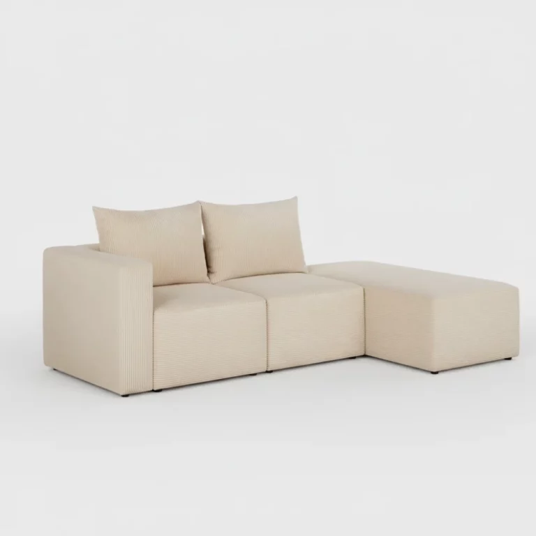 Canapé Jill Maisons du Monde beige en tissu côtelé, forme modulaire avec méridienne, accoudoir à gauche, coussins assortis, pieds discrets, vue trois-quarts.