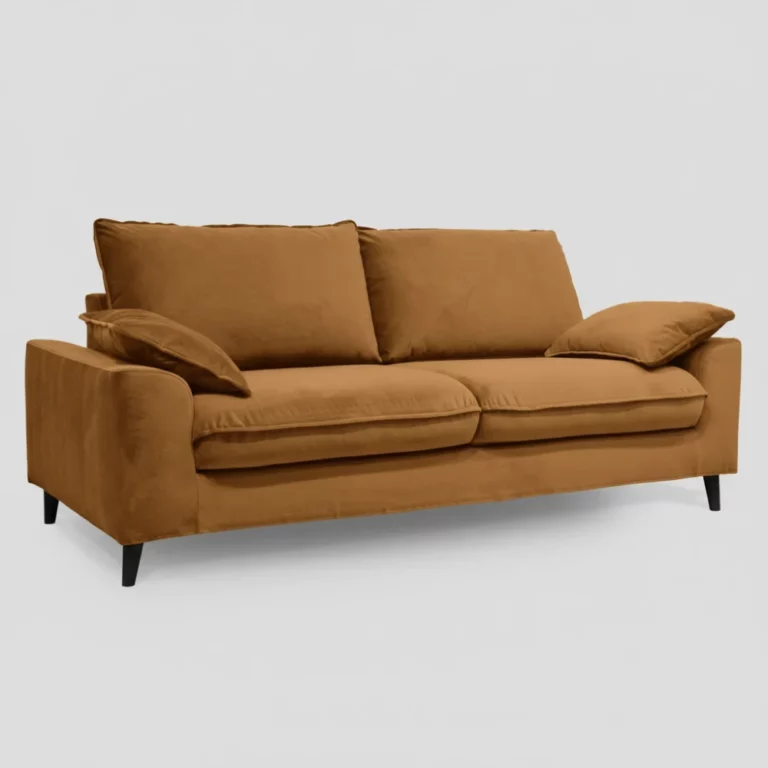 Canapé Jarod Maisons du Monde en velours caramel, silhouette droite, pieds fins noirs, accoudoirs arrondis, coussins d’assise et dossier amovibles.