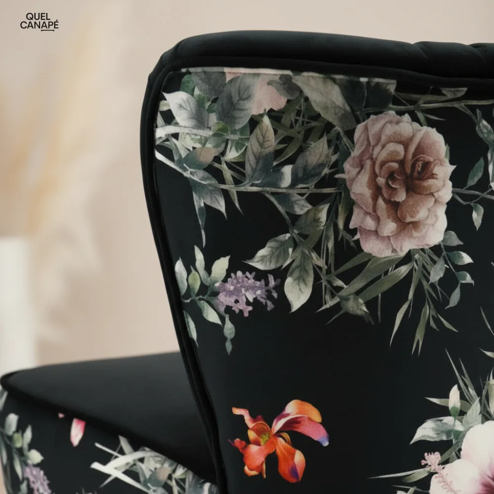 Fauteuil Coquille Maisons du Monde en tissu noir à motif floral, vue rapprochée sur le dossier et l'assise.