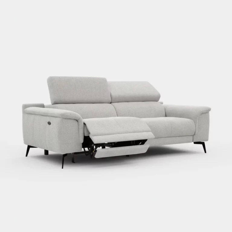 Canapé Fiero Maisons du Monde en tissu gris clair, silhouette droite, pieds métalliques noirs, accoudoirs arrondis, vue trois quarts avec repose-pieds déployé.