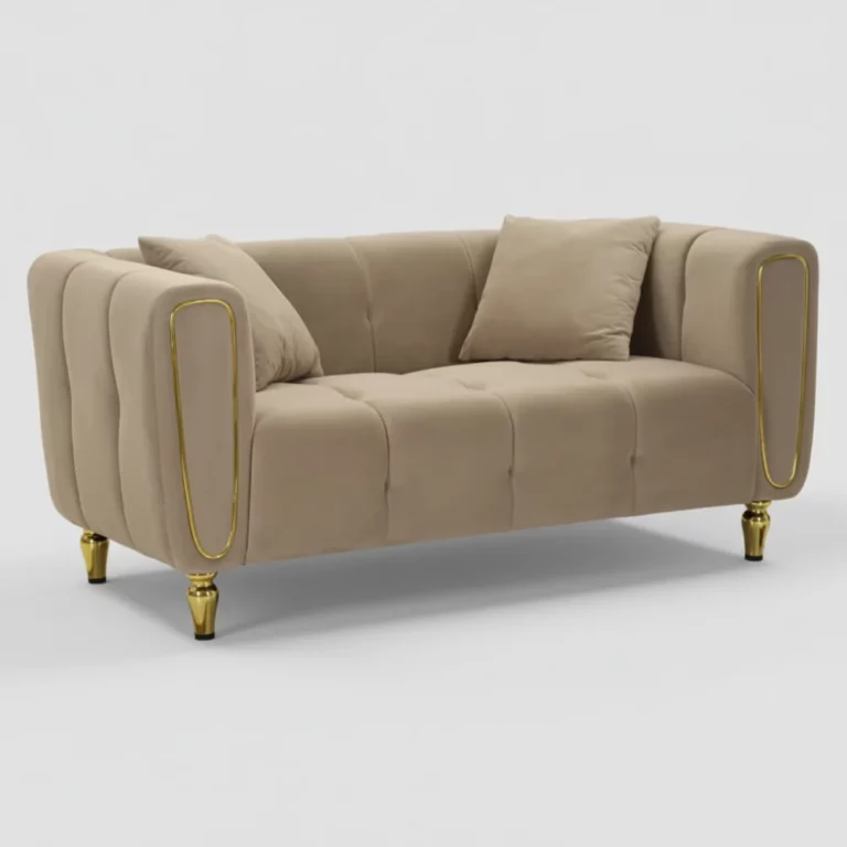 Canapé Alma Maisons du Monde en velours beige, silhouette droite, pieds dorés, accoudoirs arrondis avec détails métalliques, coussins inclus.