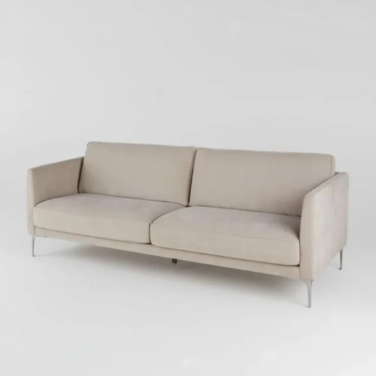 Canapé Tyler Maisons du Monde en tissu beige, silhouette droite, pieds fins en métal, accoudoirs droits, coussins d'assise et dossier amovibles.