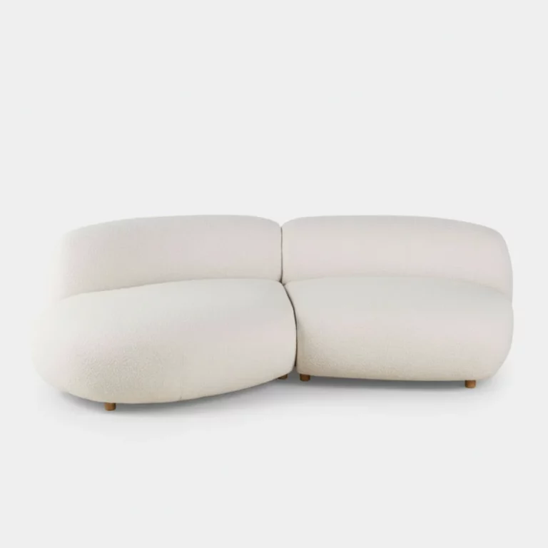 Canapé Stonic Maisons du Monde en tissu bouclé blanc, silhouette arrondie, pieds en bois, vue de face.