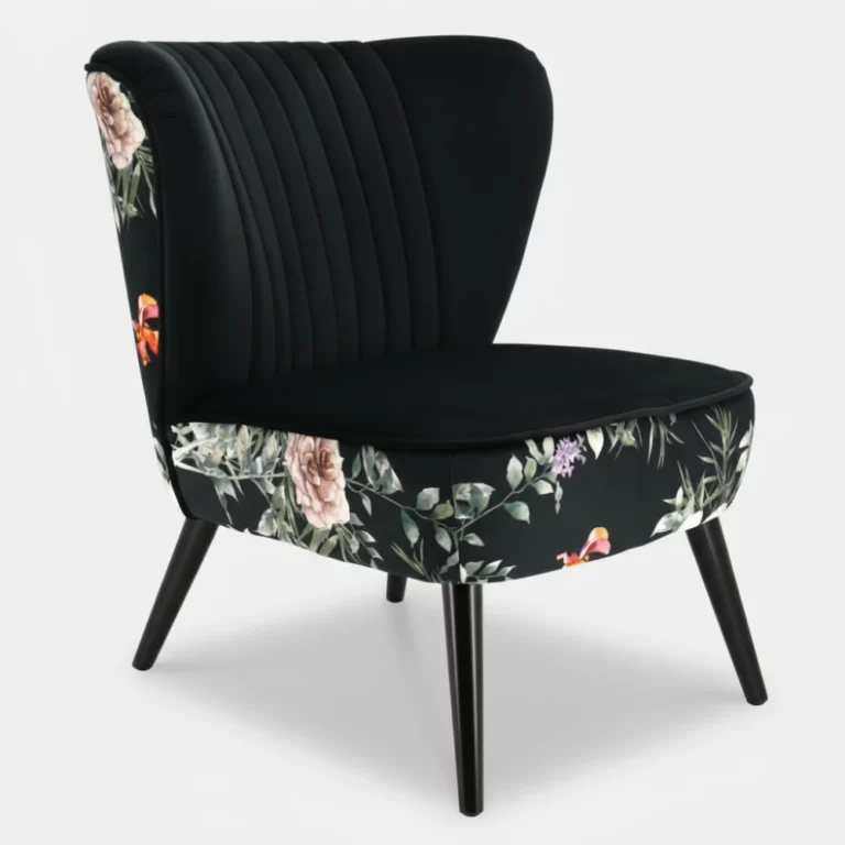 Fauteuil Coquille Maisons du Monde en velours noir, motif floral coloré, dossier arrondi, pieds en bois noir, vue trois-quarts.