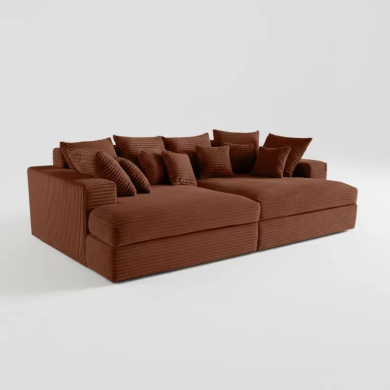 Canapé Collins Maisons du Monde en tissu côtelé brun, modulable, avec accoudoirs carrés, nombreux coussins assortis, vue trois-quarts.