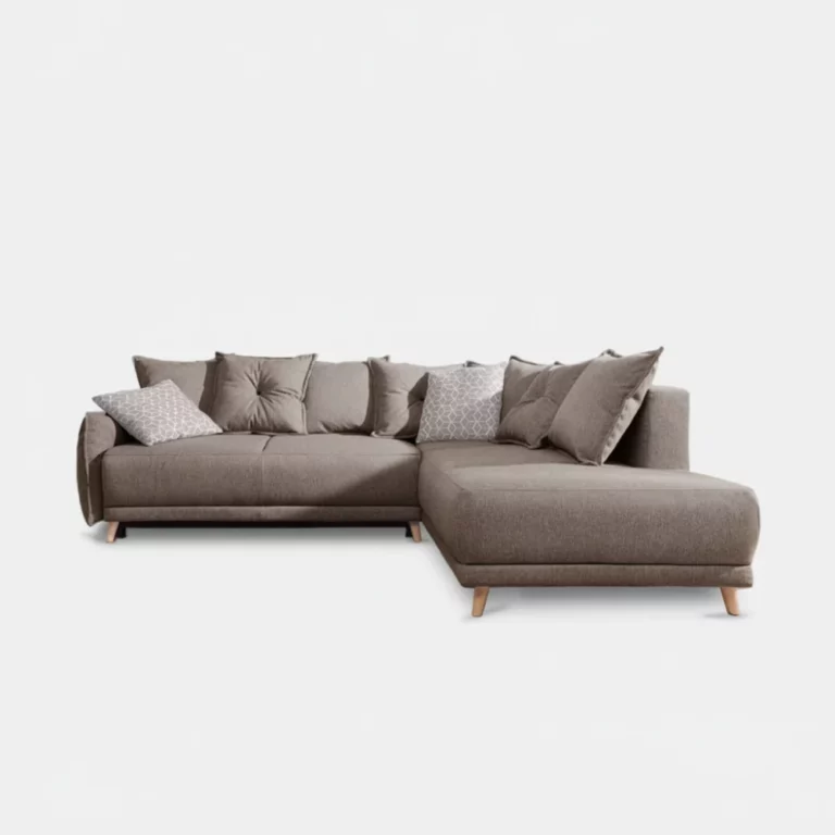 Canapé Lena Maisons du Monde en tissu marron, forme d'angle, pieds en bois clair, coussins assortis, vue de face.