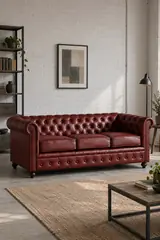 Vue d'ensemble du canapé Chester Maisons du Monde 3 places en cuir, coloris bordeaux, style chesterfield, dans un ancien atelier transformé en logement (mise en situation illustrée par IA)