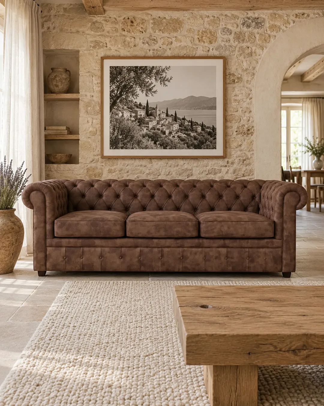 Plan rapproché du canapé Chesterfield Maisons du Monde 3 places en tissu, coloris rose poudré, style chesterfield, dans un salon (mise en situation illustrée par IA)