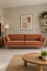 Vue d'ensemble du canapé Topim La Redoute 3 places en velours, coloris ocre, style contemporain, dans un séjour familial aux murs greige (mise en situation illustrée par IA)
