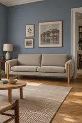 Vue d'ensemble du canapé Vino La Redoute 3 places en tissu, coloris beige, style scandinave, dans un salon au mur bleu ardoise (mise en situation illustrée par IA)