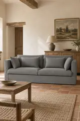 Vue d'ensemble du canapé Camille La Redoute 3 places en tissu, coloris anthracite, style campagne chic, dans une maison de campagne (mise en situation illustrée par IA)