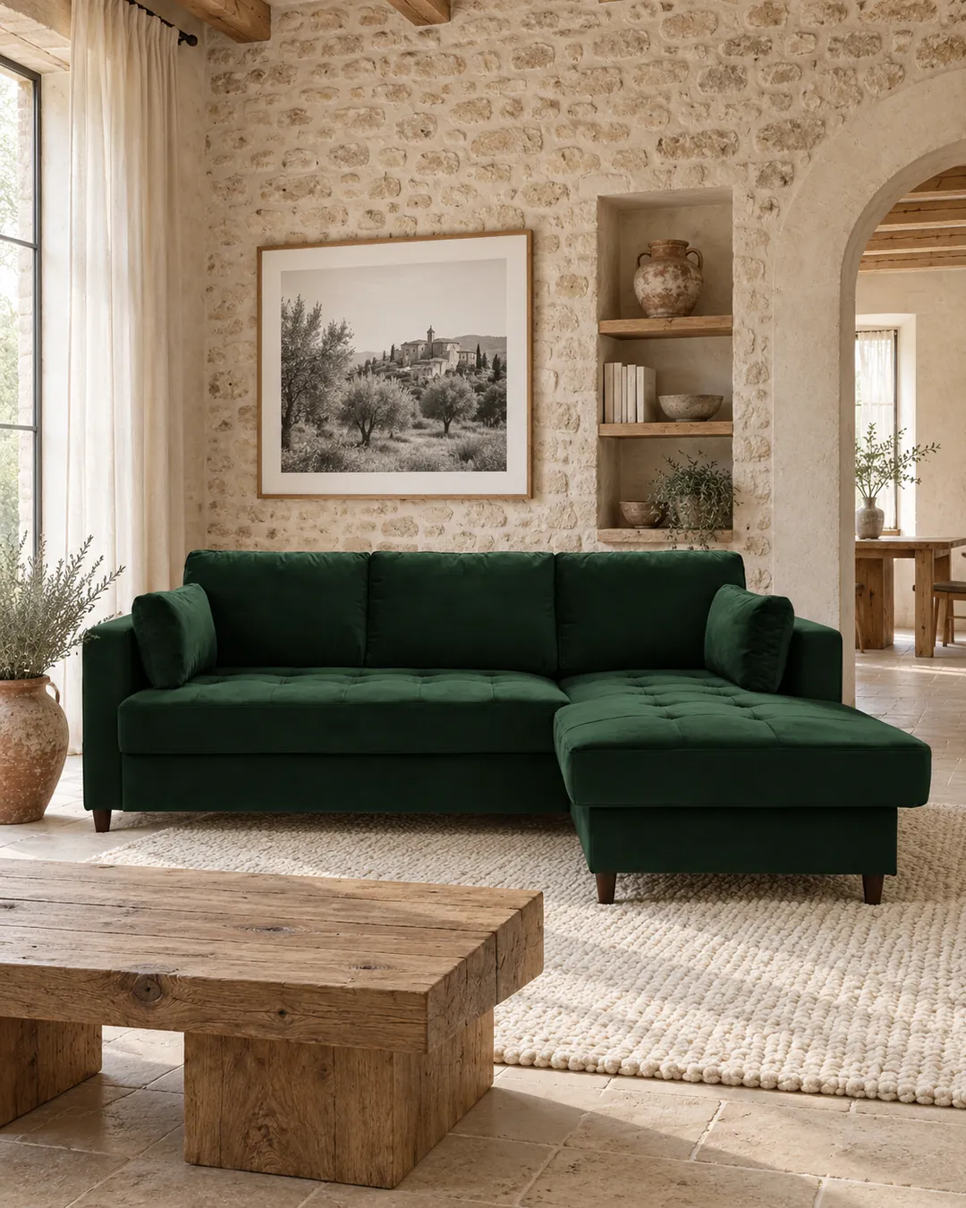 Plan rapproché du canapé Anna Best Mobilier d'angle convertible en velours, coloris vert, style contemporain, dans un salon (mise en situation illustrée par IA)