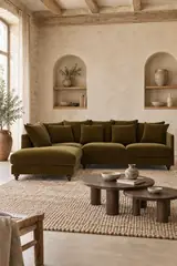 Vue d'ensemble du canapé Lazare AM.PM d'angle en velours, coloris gris clair, style classique, dans un salon (mise en situation illustrée par IA)