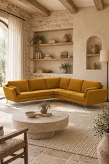 Vue d'ensemble du canapé Topim La Redoute d'angle en velours, coloris ocre, style contemporain, dans un salon (mise en situation illustrée par IA)