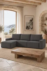 Vue d'ensemble du canapé Romane Usinestreet d'angle en velours, coloris gris, style contemporain, dans un salon (mise en situation illustrée par IA)