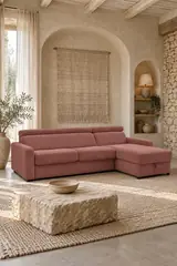 Vue d'ensemble du canapé Monaco Bobochic d'angle convertible en velours, coloris rose, style minimaliste, dans un salon (mise en situation illustrée par IA)