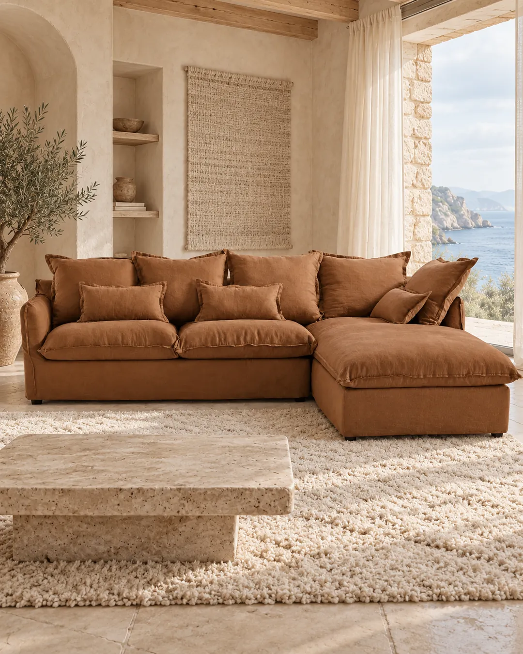 Plan rapproché du canapé Odna La Redoute d'angle convertible en tissu, coloris tabac, style campagne chic, dans un salon (mise en situation illustrée par IA)