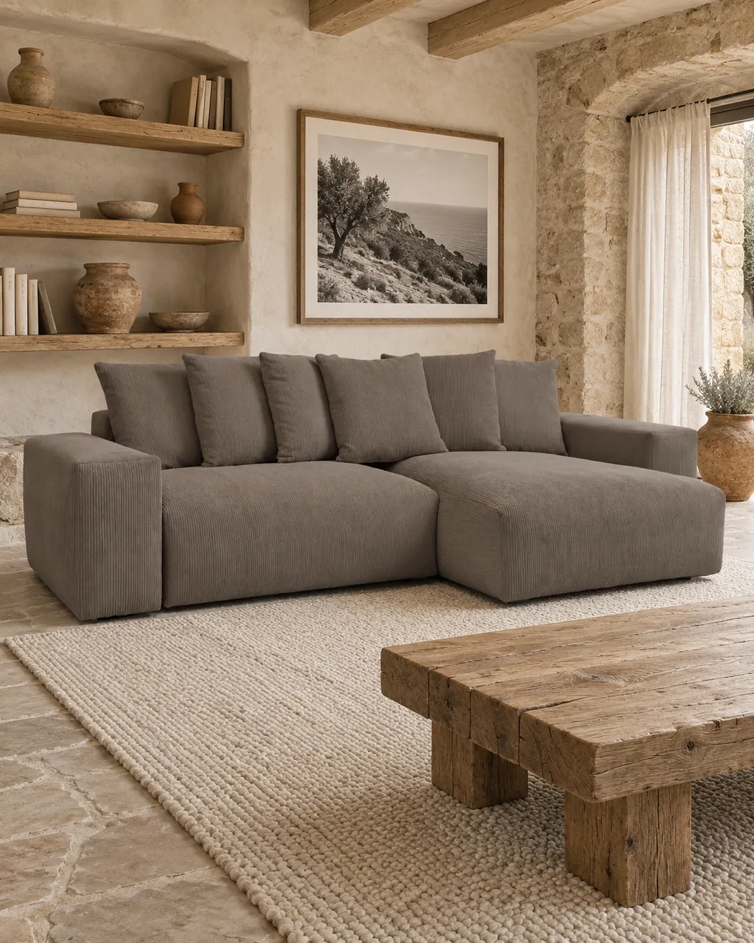 Plan rapproché du canapé Voltaire Bobochic d'angle convertible en velours, coloris taupe, style contemporain, dans un salon (mise en situation illustrée par IA)