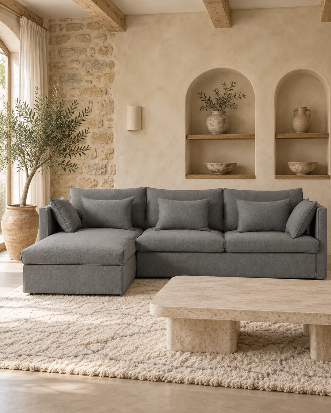 Plan rapproché du canapé Camille AM.PM d'angle en tissu, coloris anthracite, style campagne chic, dans un salon (mise en situation illustrée par IA)