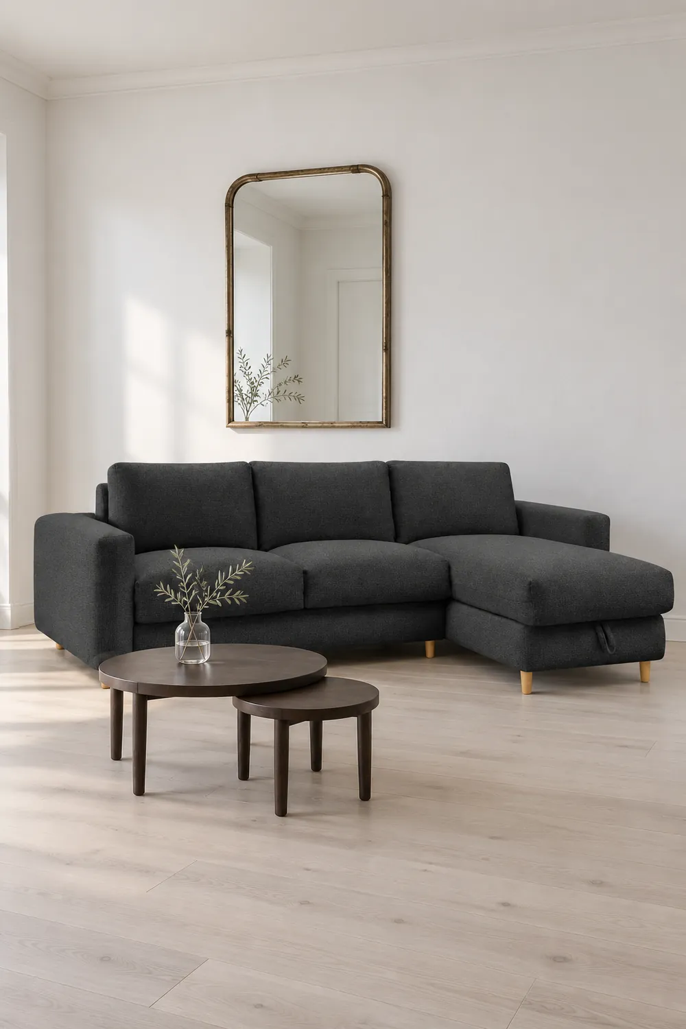 Mise en situation illustrée par IA à partir de la photo du coloris Vue d'ensemble du canapé Cocoone Bobochic d'angle convertible en tissu, coloris noir, style minimaliste, dans un salon clair de style nordique (mise en situation illustrée par IA)