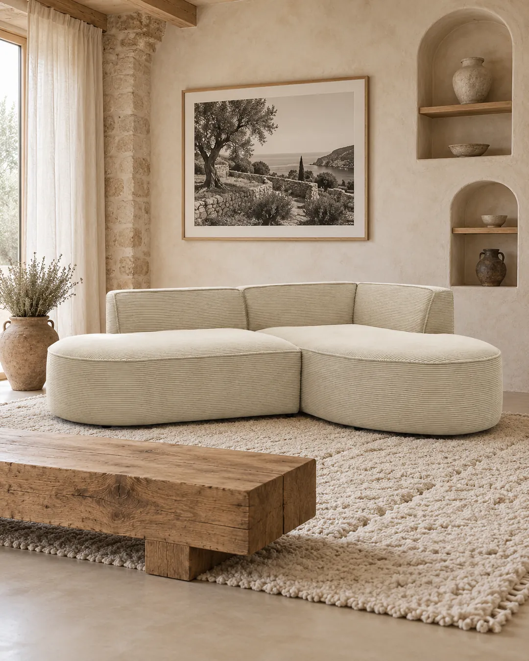 Plan rapproché du canapé Rousseau Bobochic d'angle en velours, coloris beige, style arrondi, dans un salon (mise en situation illustrée par IA)