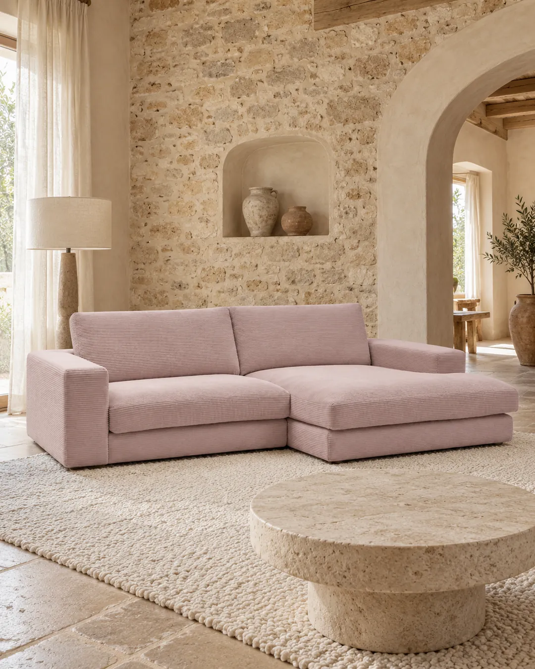 Plan rapproché du canapé Leonard Bobochic d'angle en velours, coloris violet, style contemporain, dans un salon (mise en situation illustrée par IA)