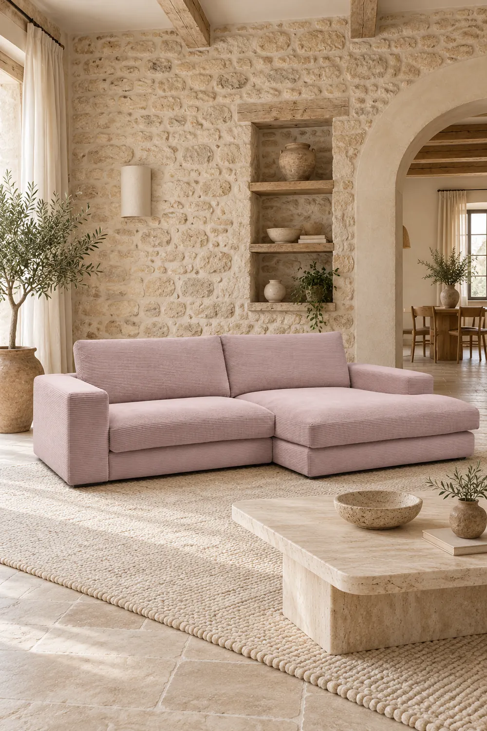 Vue d'ensemble du canapé Leonard Bobochic d'angle en velours, coloris violet, style contemporain, dans un salon (mise en situation illustrée par IA)