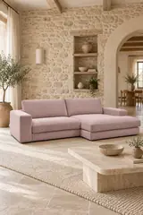 Vue d'ensemble du canapé Leonard Bobochic d'angle en velours, coloris violet, style contemporain, dans un salon (mise en situation illustrée par IA)