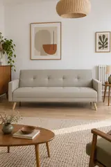 Vue d'ensemble du canapé Wooden Maisons du Monde 3 places convertible en tissu, coloris beige, style scandinave, dans un petit salon d'appartement (mise en situation illustrée par IA)