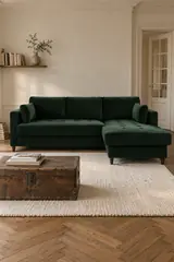 Vue d'ensemble du canapé Anna Maisons du Monde d'angle convertible en velours, coloris vert, style contemporain, dans un appartement ancien à Paris (mise en situation illustrée par IA)