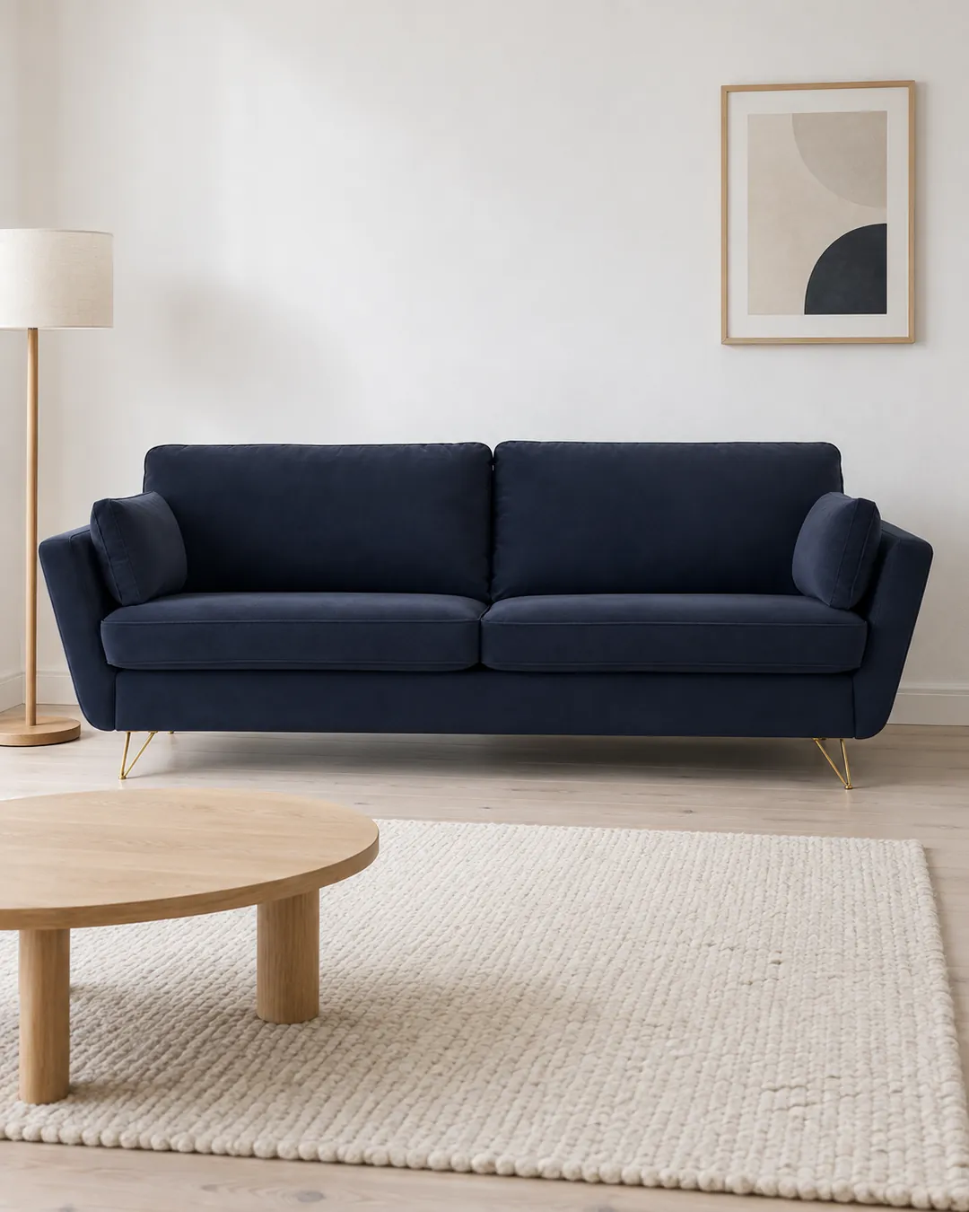 Plan rapproché du canapé Topim La Redoute 4 places convertible en velours, coloris bleu nuit, style contemporain, dans un salon clair de style nordique (mise en situation illustrée par IA)