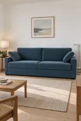 Vue d'ensemble du canapé Timor La Redoute 4 places convertible en velours, coloris bleu de prusse, style contemporain, dans un petit salon d'appartement (mise en situation illustrée par IA)