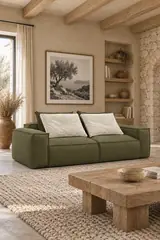 Vue d'ensemble du canapé Boheme Bobochic 3 places en cuir, coloris vert, style contemporain, dans un salon (mise en situation illustrée par IA)