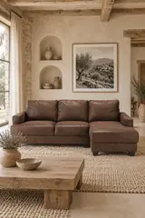 Vue d'ensemble du canapé Philadelphie Maisons du Monde d'angle en cuir, coloris marron effet vieilli, style contemporain, dans un salon (mise en situation illustrée par IA)