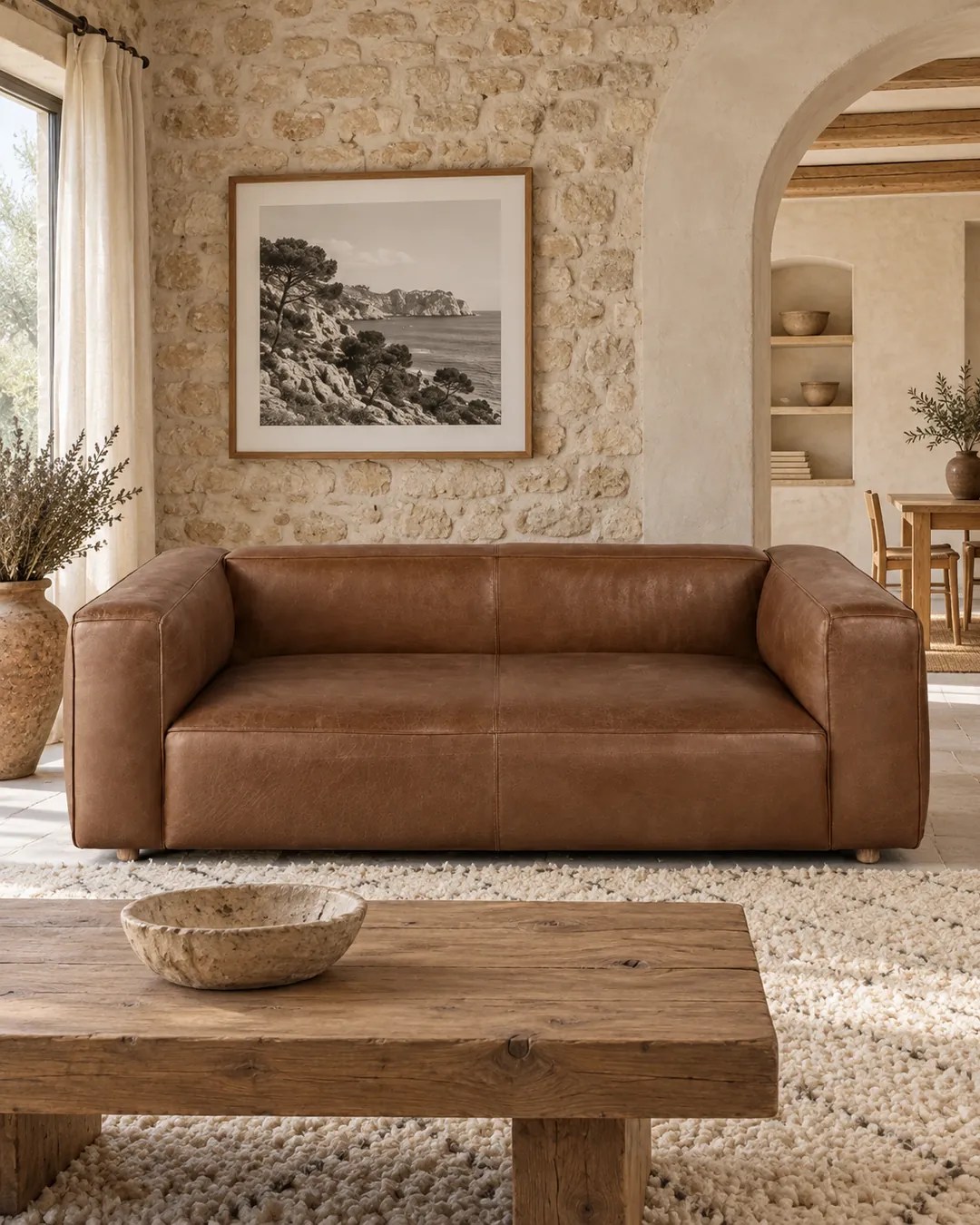 Plan rapproché du canapé Neo John Maisons du Monde 3 places en cuir, coloris marron, style contemporain, dans un salon (mise en situation illustrée par IA)