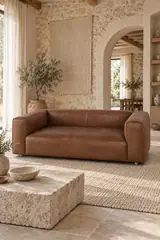 Vue d'ensemble du canapé Neo John Maisons du Monde 3 places en cuir, coloris marron, style contemporain, dans un salon (mise en situation illustrée par IA)
