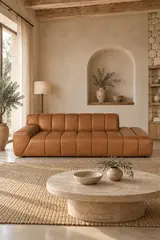 Vue d'ensemble du canapé Snoop Maisons du Monde 3 places en cuir, coloris caramel, style contemporain, dans un salon (mise en situation illustrée par IA)