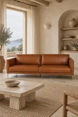 Vue d'ensemble du canapé Tyler Maisons du Monde 3 places en cuir, coloris marron, style contemporain, dans un salon (mise en situation illustrée par IA)