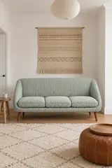 Vue d'ensemble du canapé Semeon La Redoute 2 places en tissu, coloris céladon/blanc, style vintage, dans un petit salon de 10 à 15 m² (mise en situation illustrée par IA)