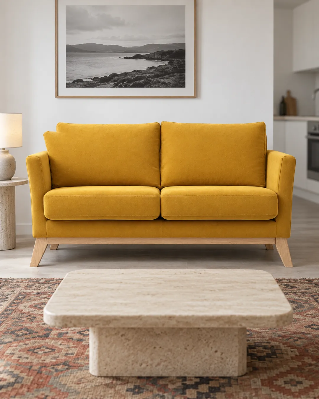 Plan rapproché du canapé Oslo Miliboo 2 places en tissu, coloris effet velours jaune moutarde, style scandinave, dans un studio de 25 m² (mise en situation illustrée par IA)