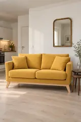 Vue d'ensemble du canapé Oslo Miliboo 2 places en tissu, coloris effet velours jaune moutarde, style scandinave, dans un studio de 25 m² (mise en situation illustrée par IA)