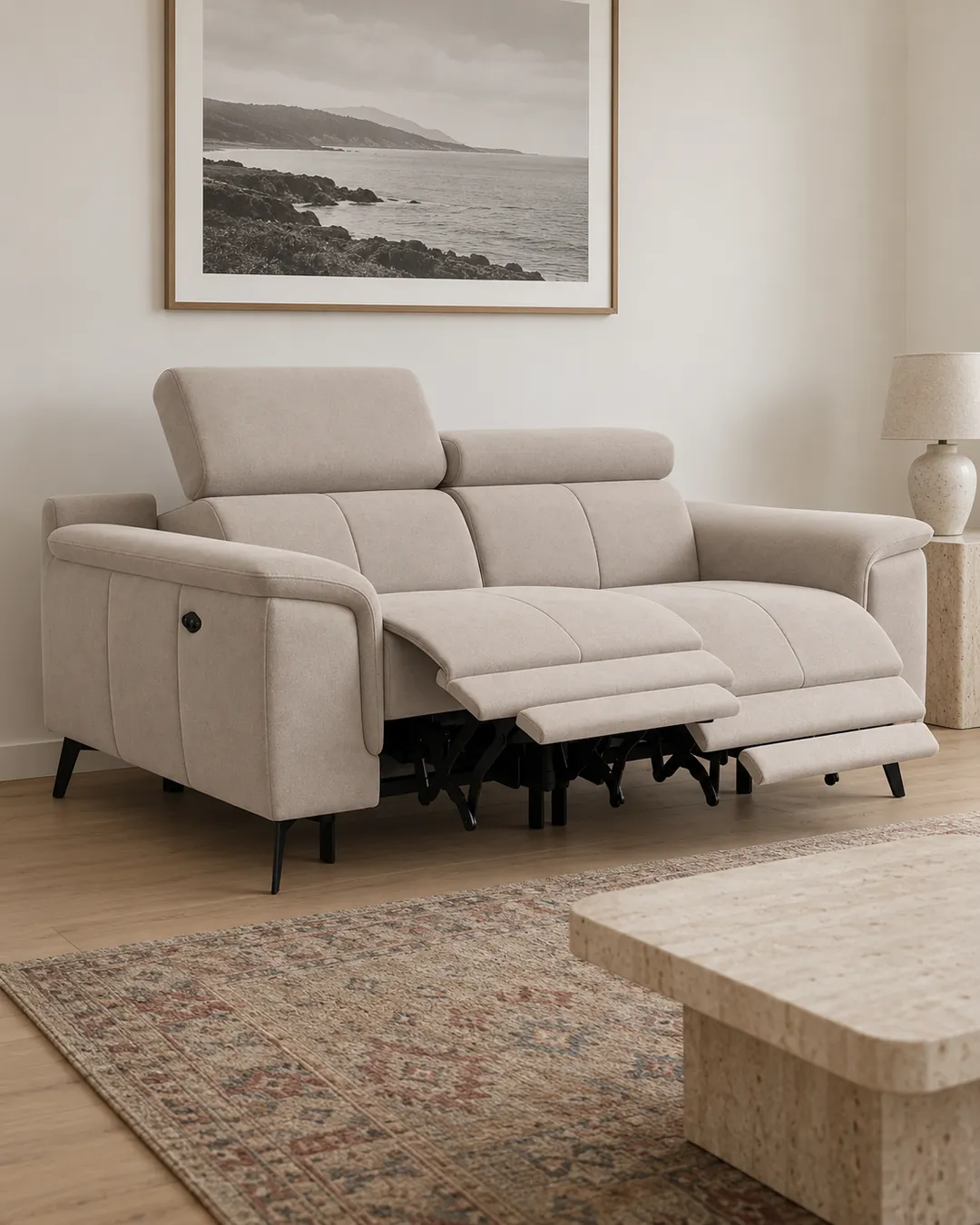 Plan rapproché du canapé Fiero Maisons du Monde 2 places en tissu, coloris function_relax, style contemporain, dans un petit salon de 10 à 15 m² (mise en situation illustrée par IA)
