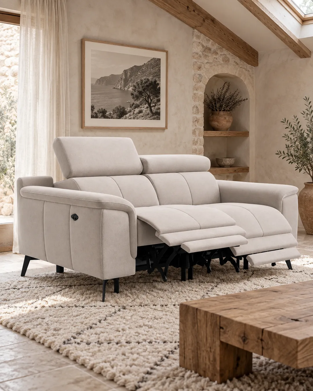 Plan rapproché du canapé Fiero Maisons du Monde 2 places en tissu, coloris function_relax, style contemporain, dans un salon (mise en situation illustrée par IA)